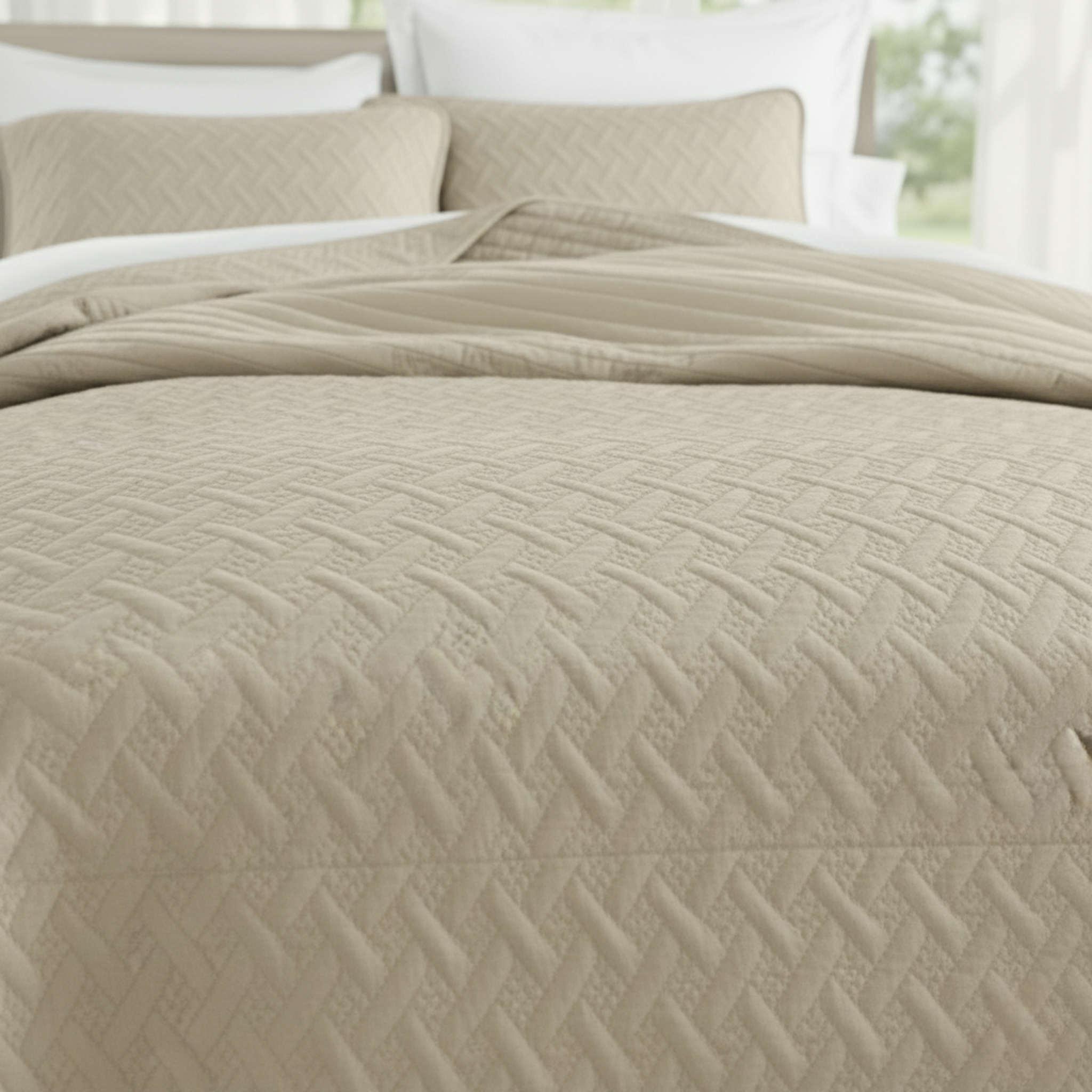 GEOMETRIC TEXTURED LIGHTWEIGHT QUILT SET