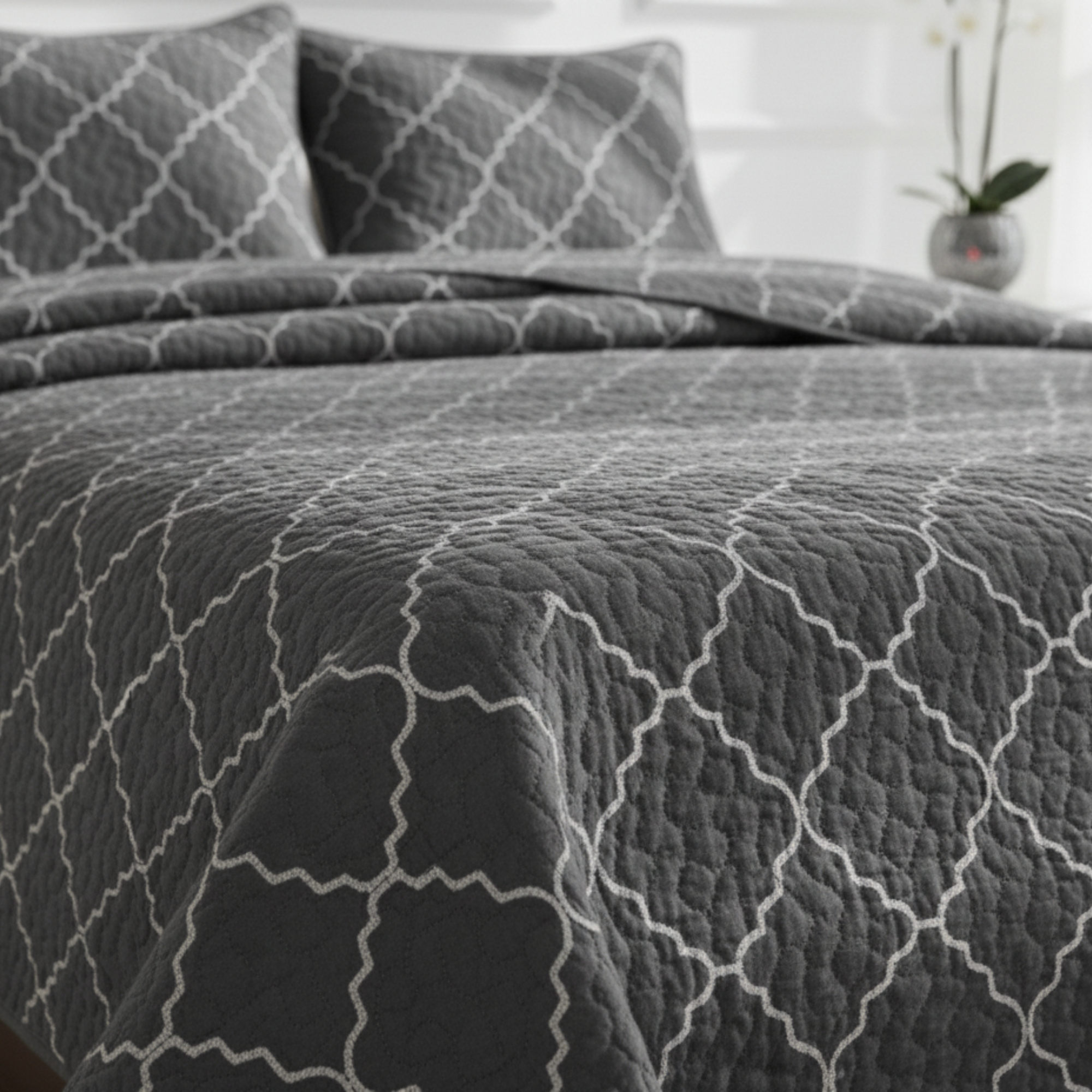 EMBRIODERY GEOMETRIC TEXTURED QUILT SET