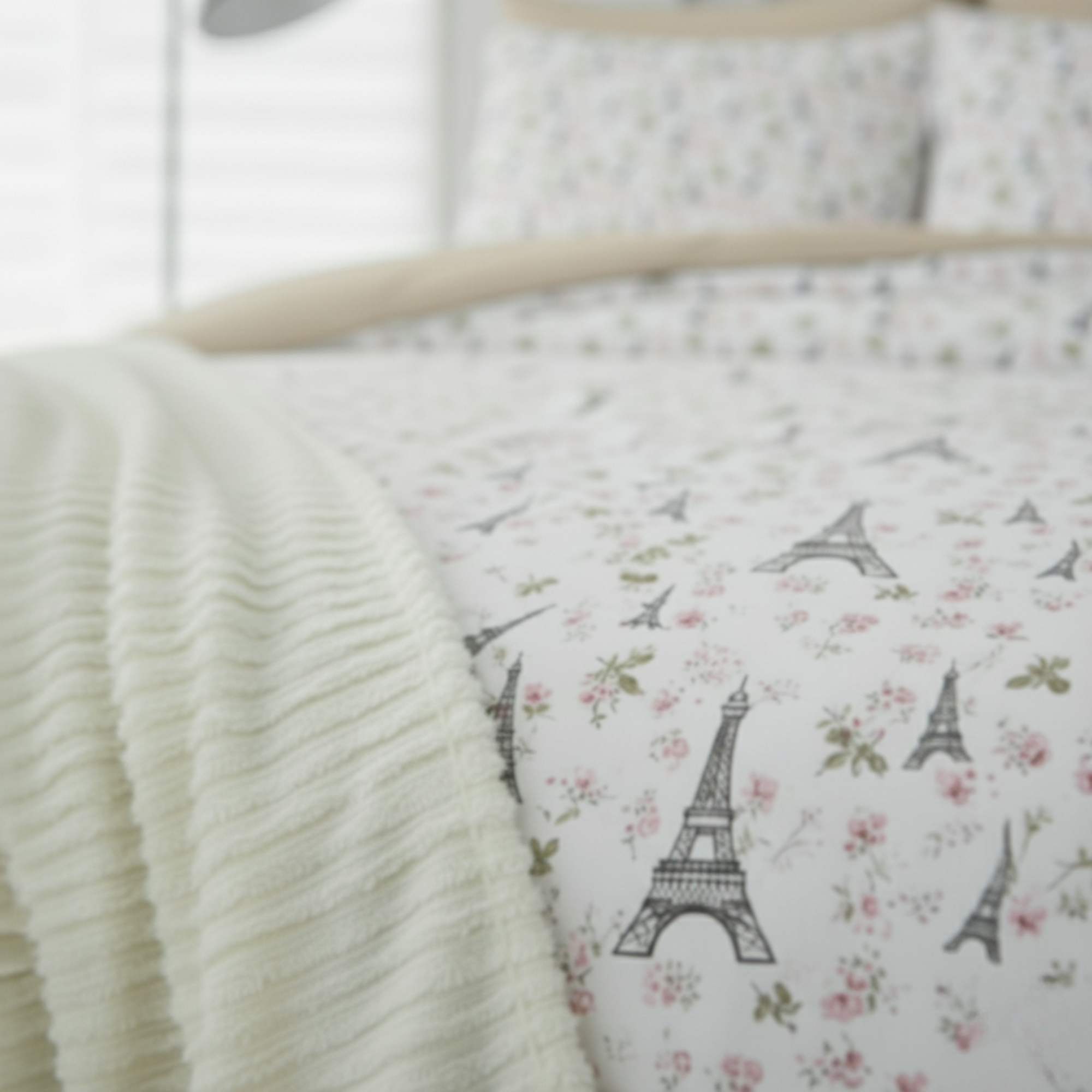 REVERSIBLE EIFFEL TOWER & FLORAL 8-PIECE BEDDING SET