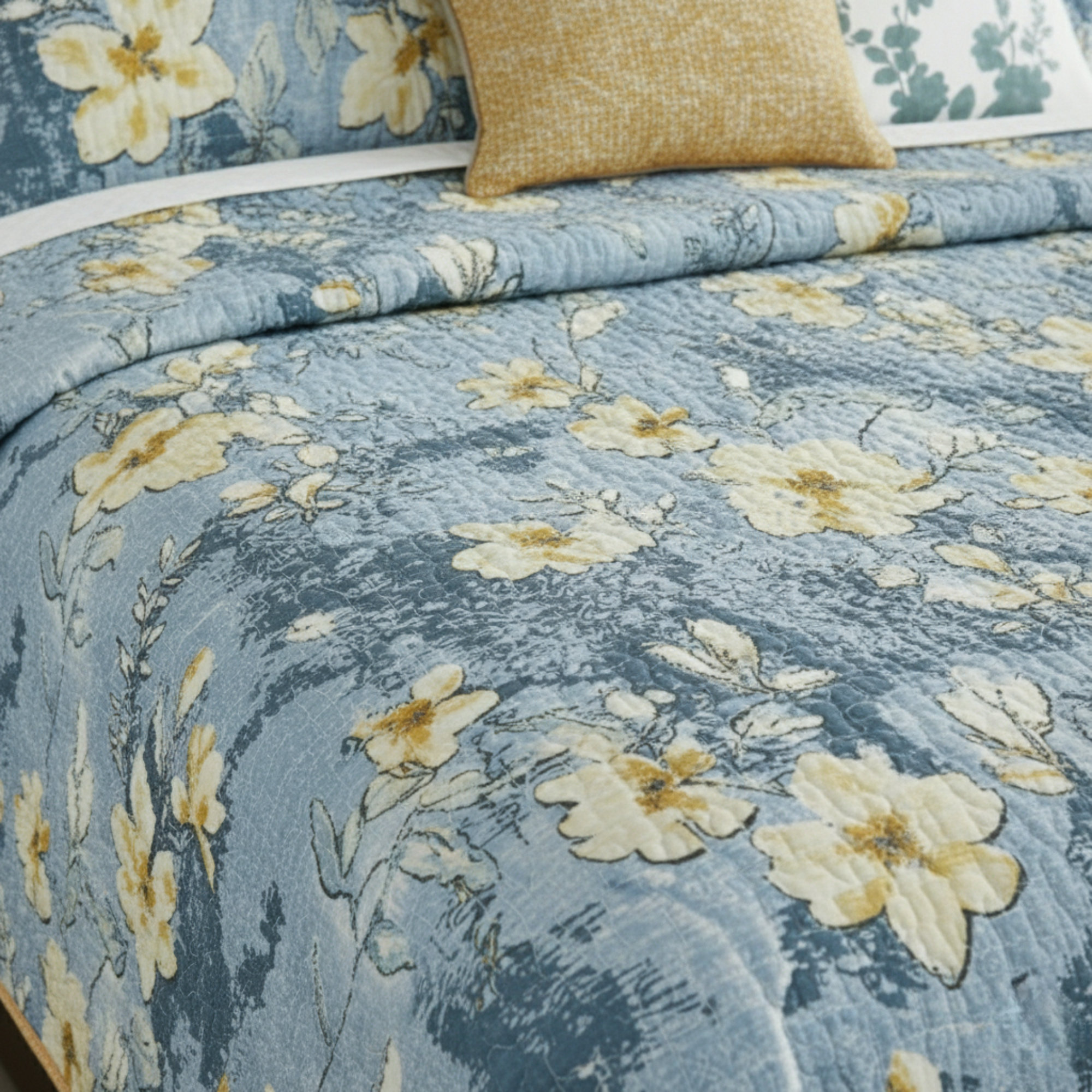 DUSTY BLUE REVERSIBLE FLORAL QUILT SET
